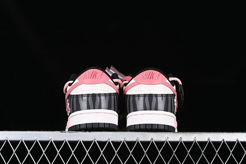 All Categories Nk SB Dunk Series Nk SB Dunk Low Low-top Sneakers Nk Dunk Low Panda Prank-Summer Theme Gesanghua Strawberry Oreo SB Strap Low-top Casual Sneakers CW1590-100